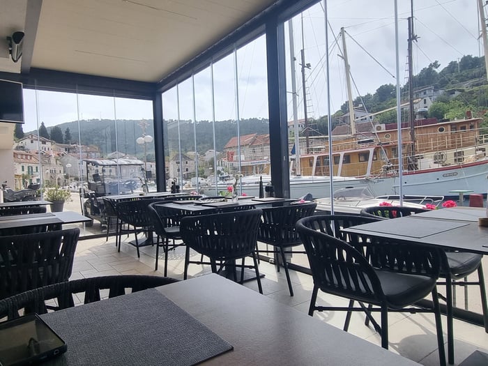 pergola-soltec-170-28-type-2-zip-roller-blind-led-lights-glass-sliding-panels (2)