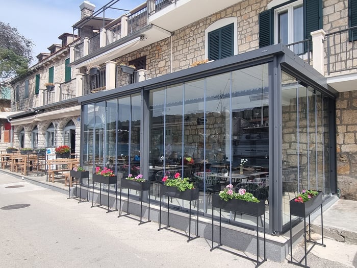 pergola-soltec-170-28-type-2-zip-roller-blind-led-lights-glass-sliding-panels (3)