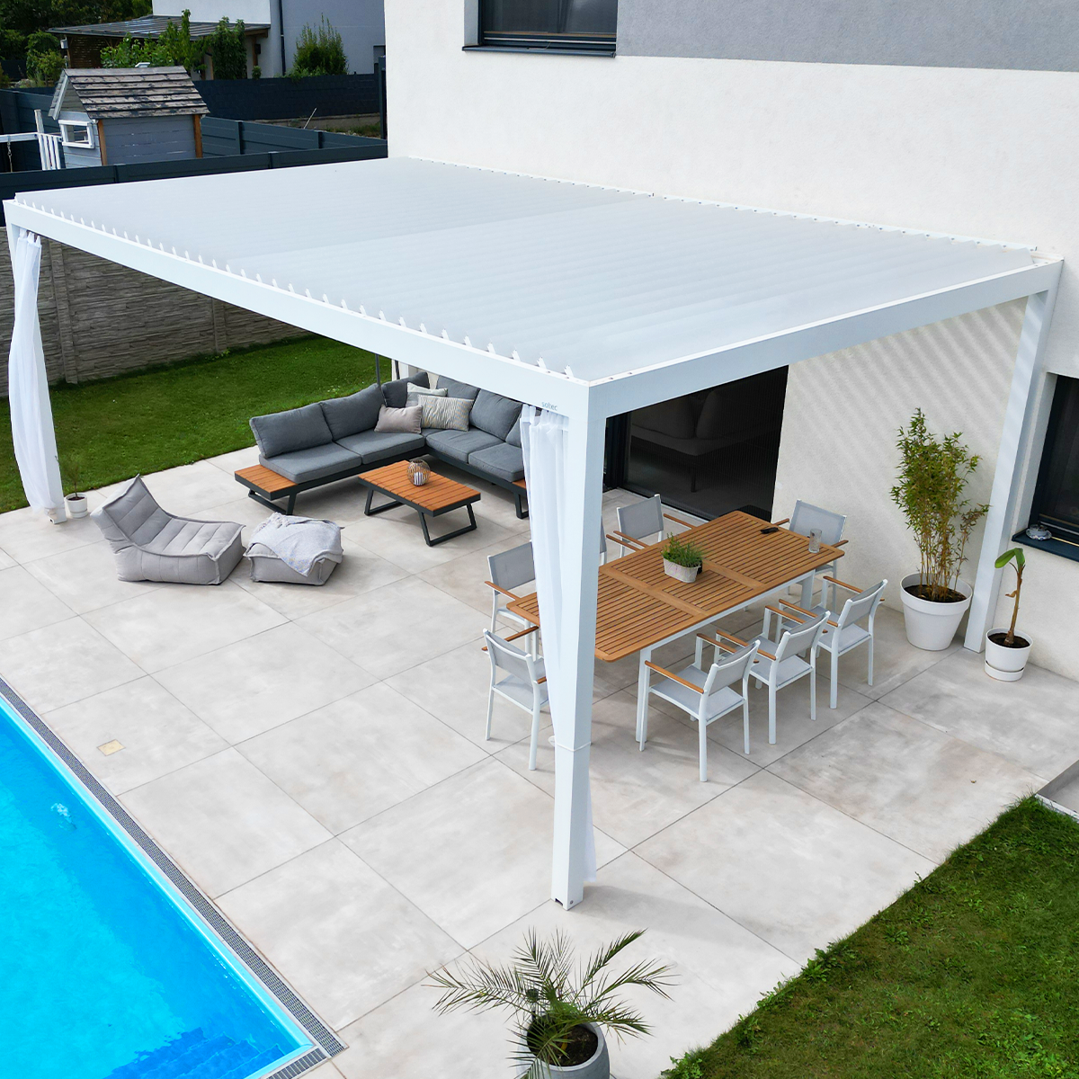 bioklimatska-pergola-bela-zunanja-terasa-bazen-1