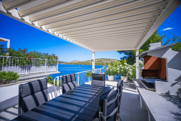 pergola-soltec-170-36-type-2-and-type-6-zip-roller-blinds-2-pergolas-croatia (1)