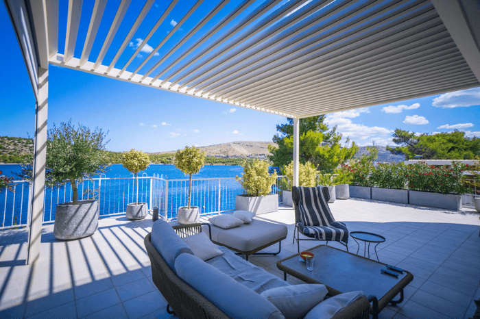 pergola-soltec-170-36-type-2-and-type-6-zip-roller-blinds-2-pergolas-croatia (2)